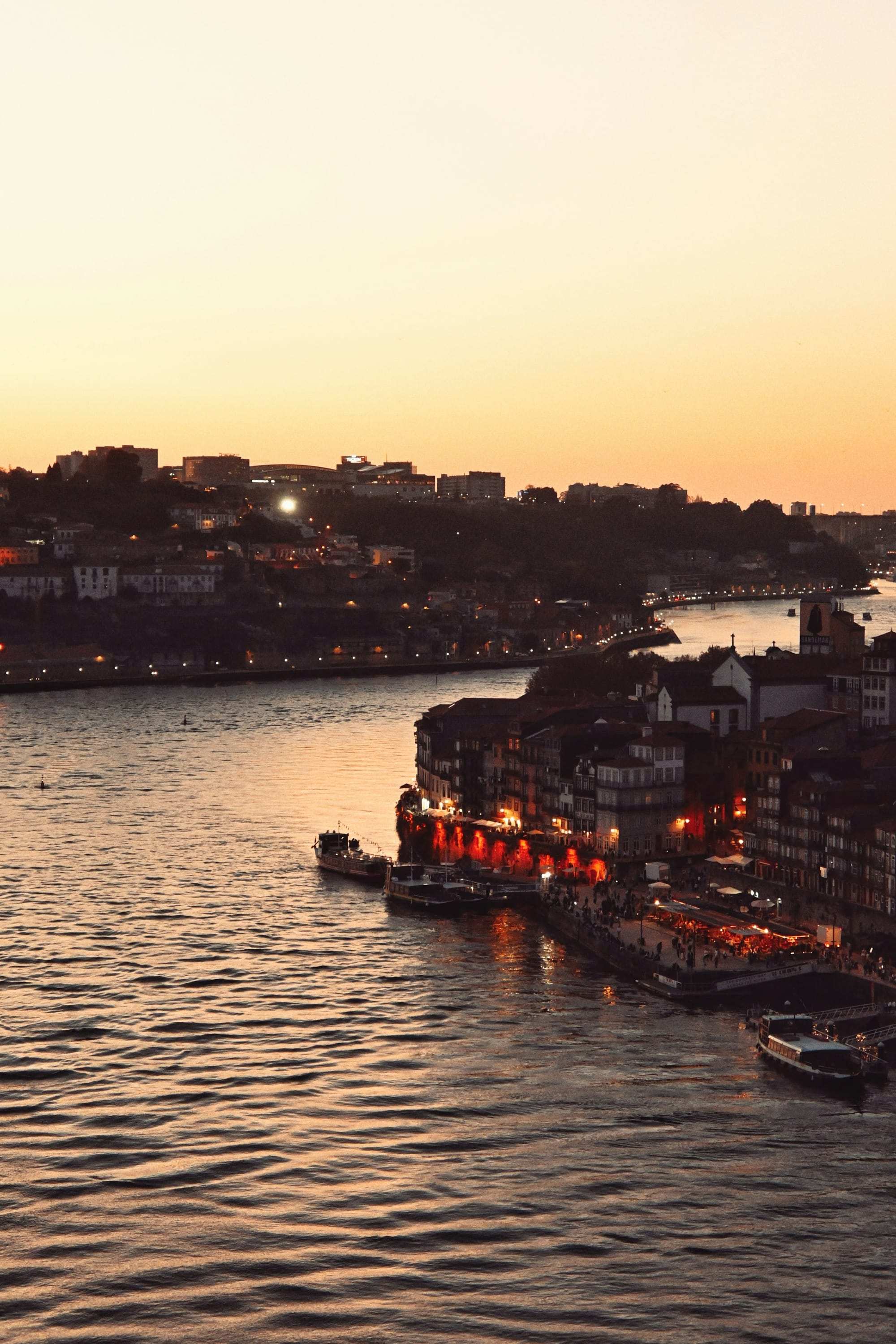 Margem do Douro, no Porto, ao anoitecer